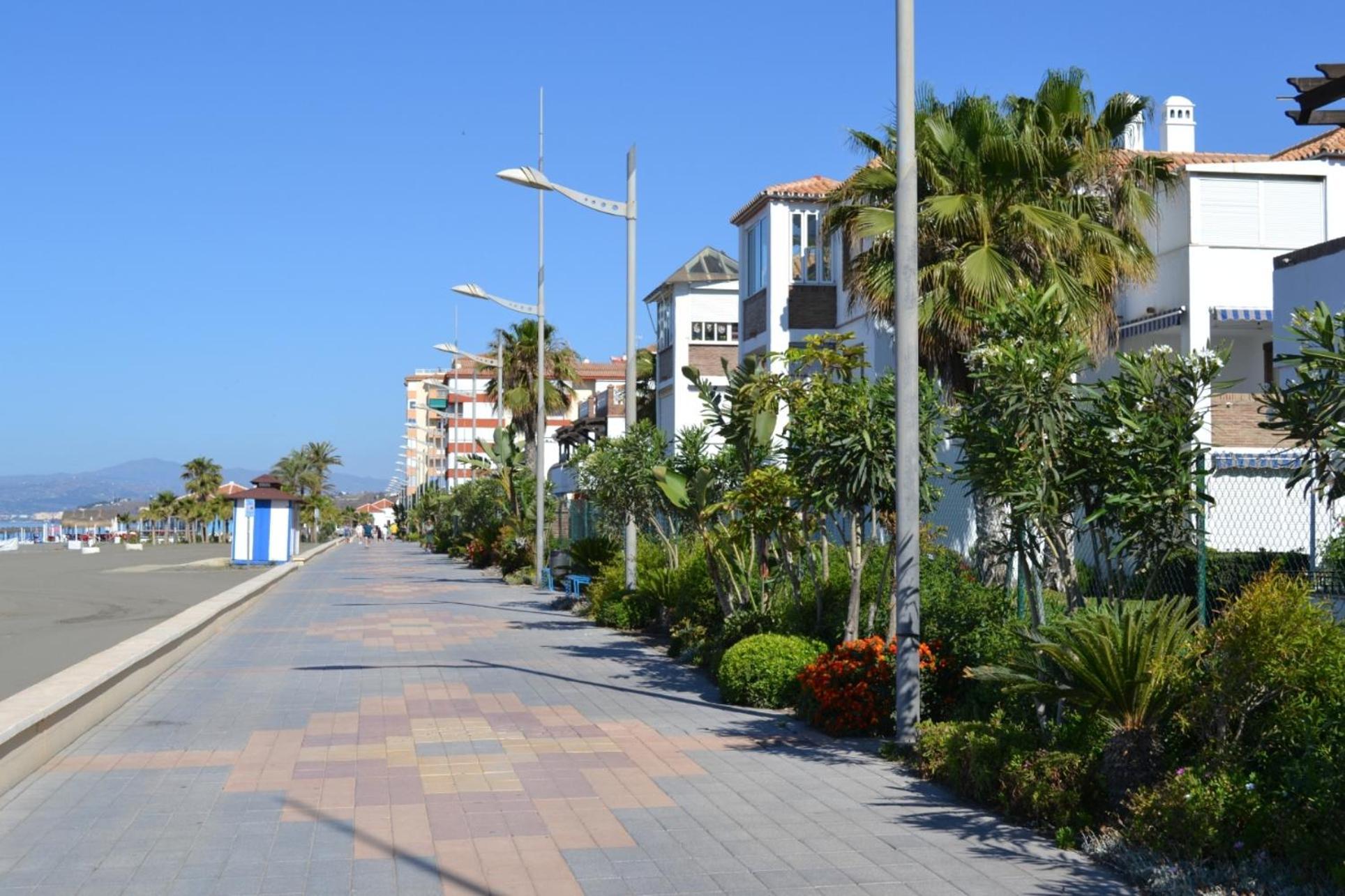 Spacious 1 Bedroom Apartment, Beach Front, Torrox Costa Exterior photo