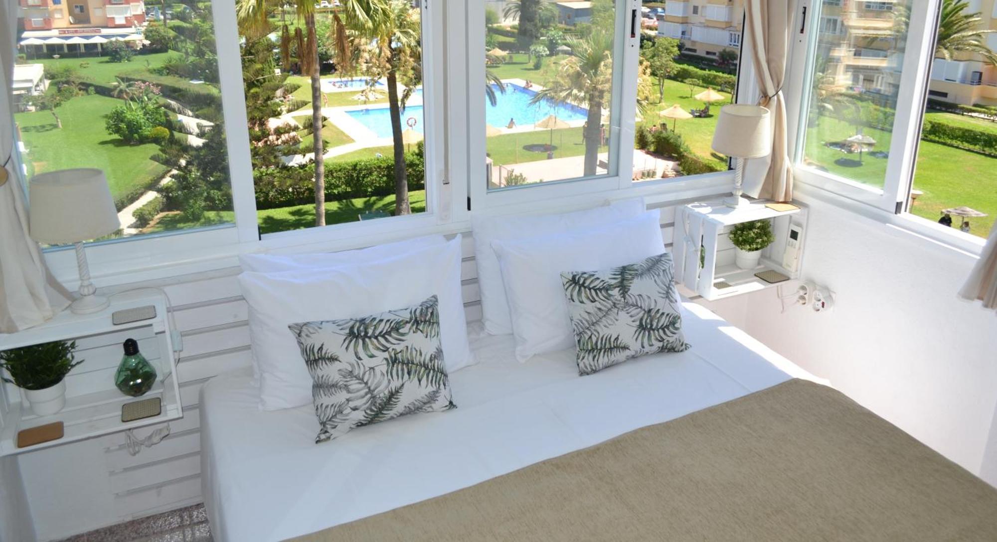 Spacious 1 Bedroom Apartment, Beach Front, Torrox Costa Exterior photo
